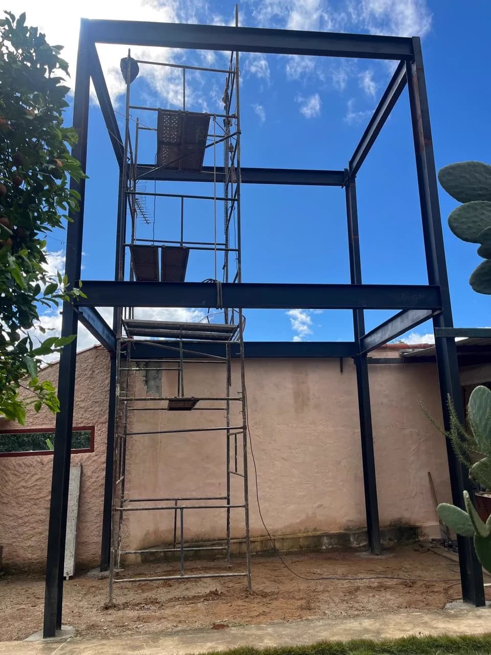 Pórtico metálico completo do chalé, contra o céu