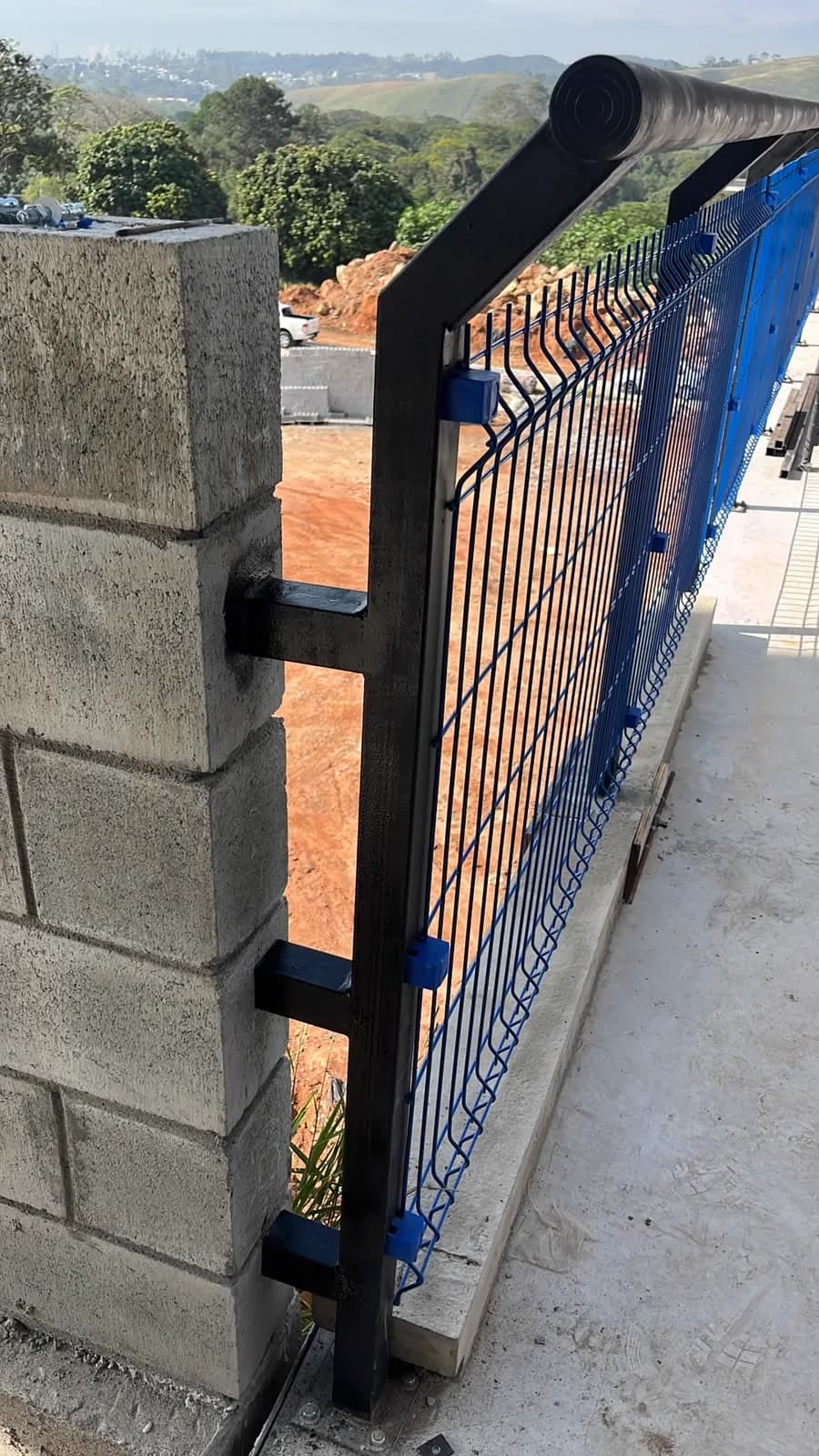 Montante do guarda-corpo chumbado em pilar de concreto