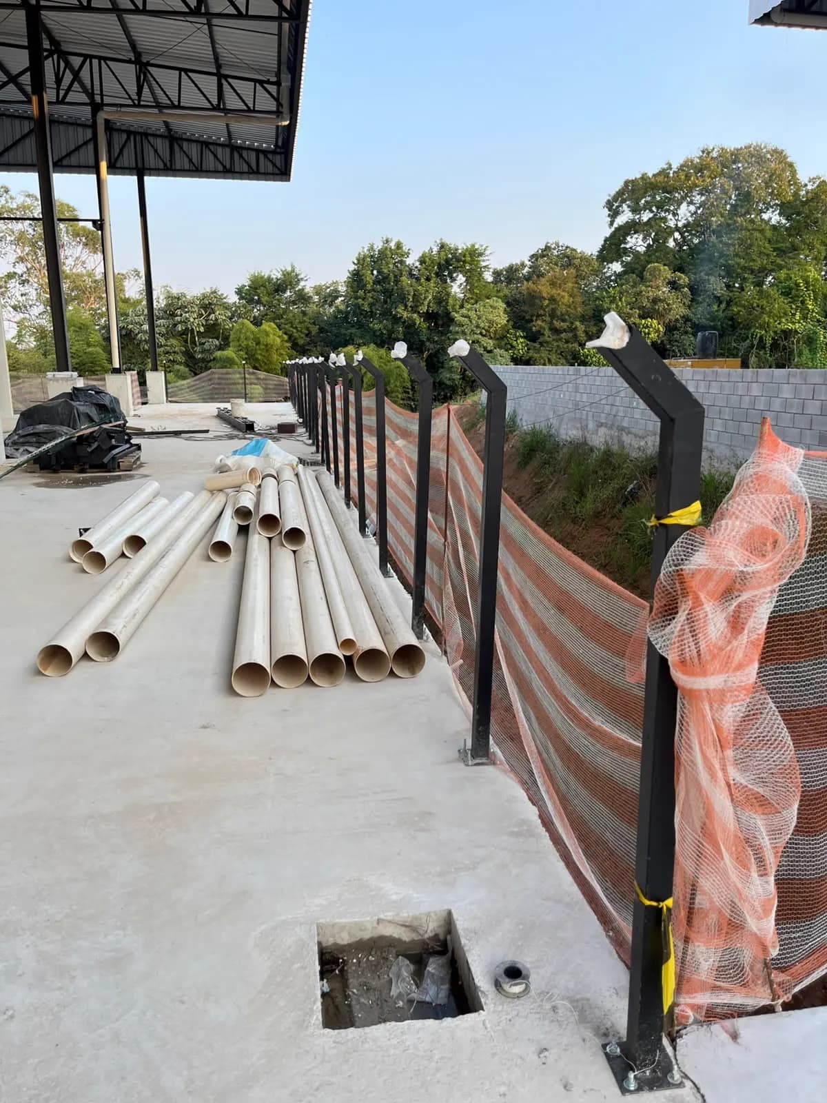 Galpão metálico com guarda-corpo instalado ao longo da plataforma