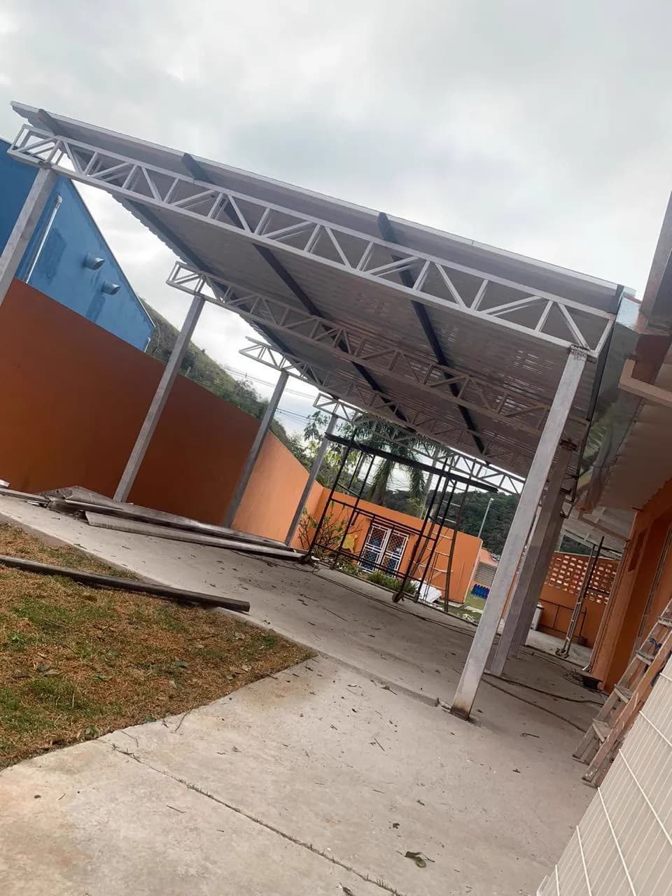 Treliça metálica galvanizada sendo erguida em obra