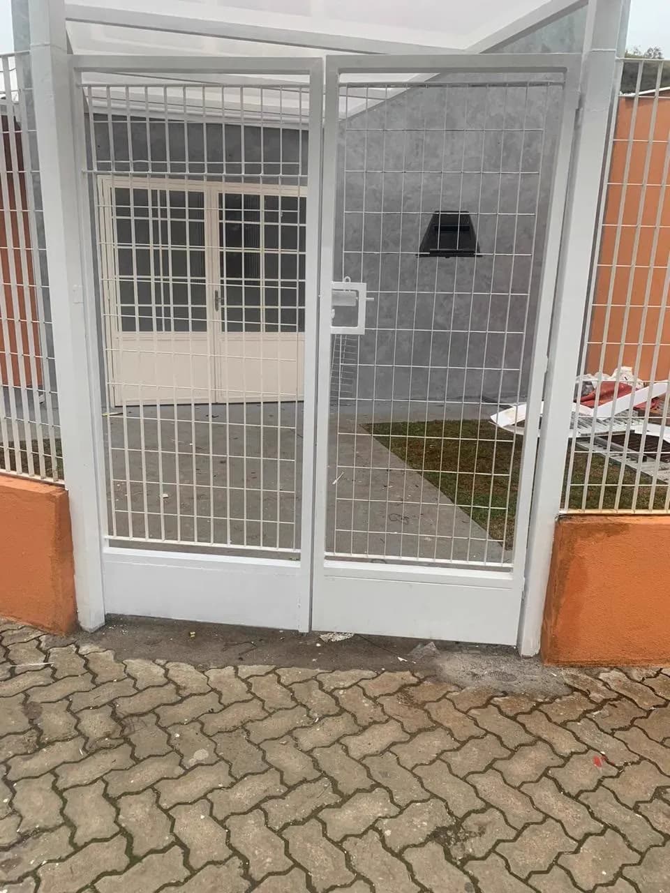 Fechamento em tela soldada branca com portão duplo de acesso