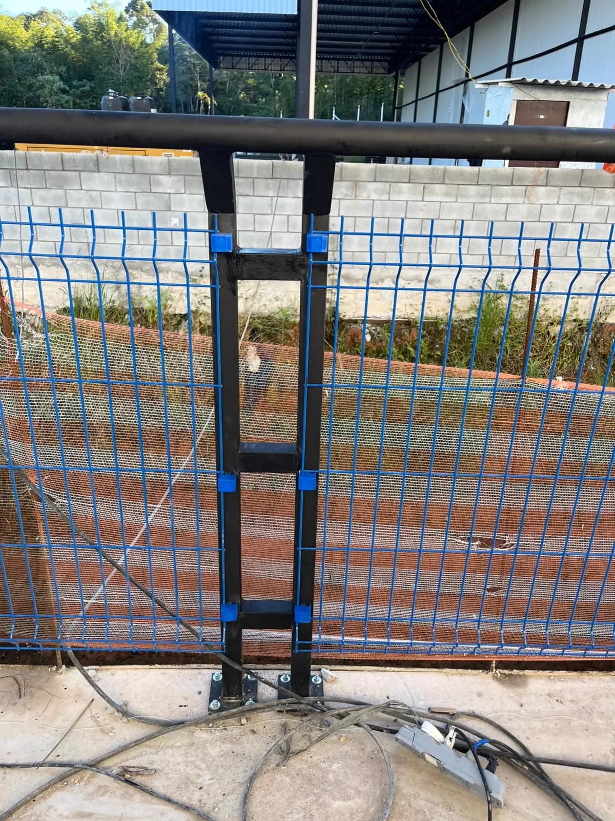 Alambrado com estrutura metálica e travessa superior tubular