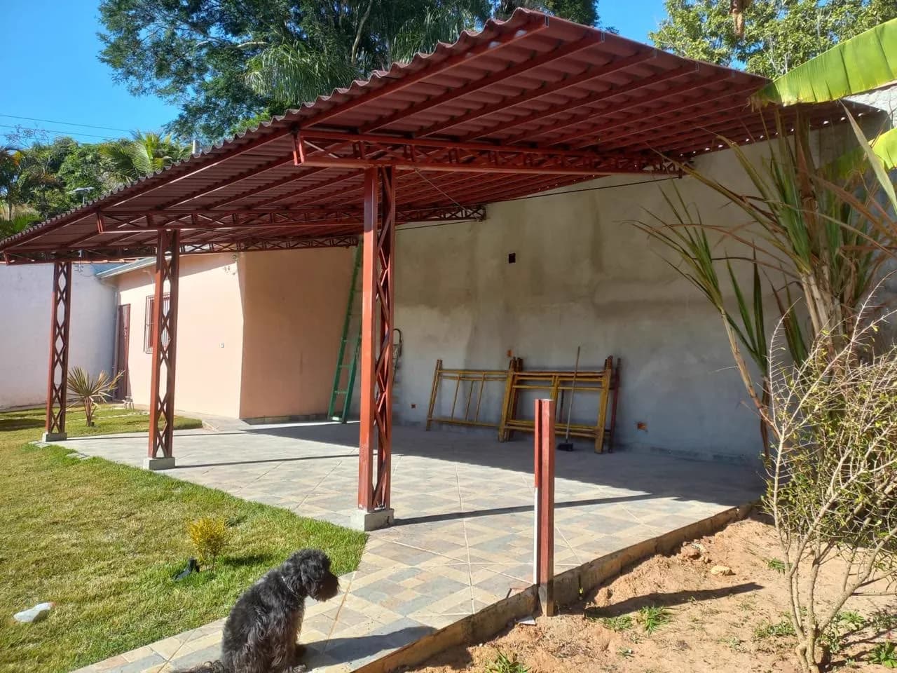 Cobertura metálica em área de lazer, com pilares e telhado pintados