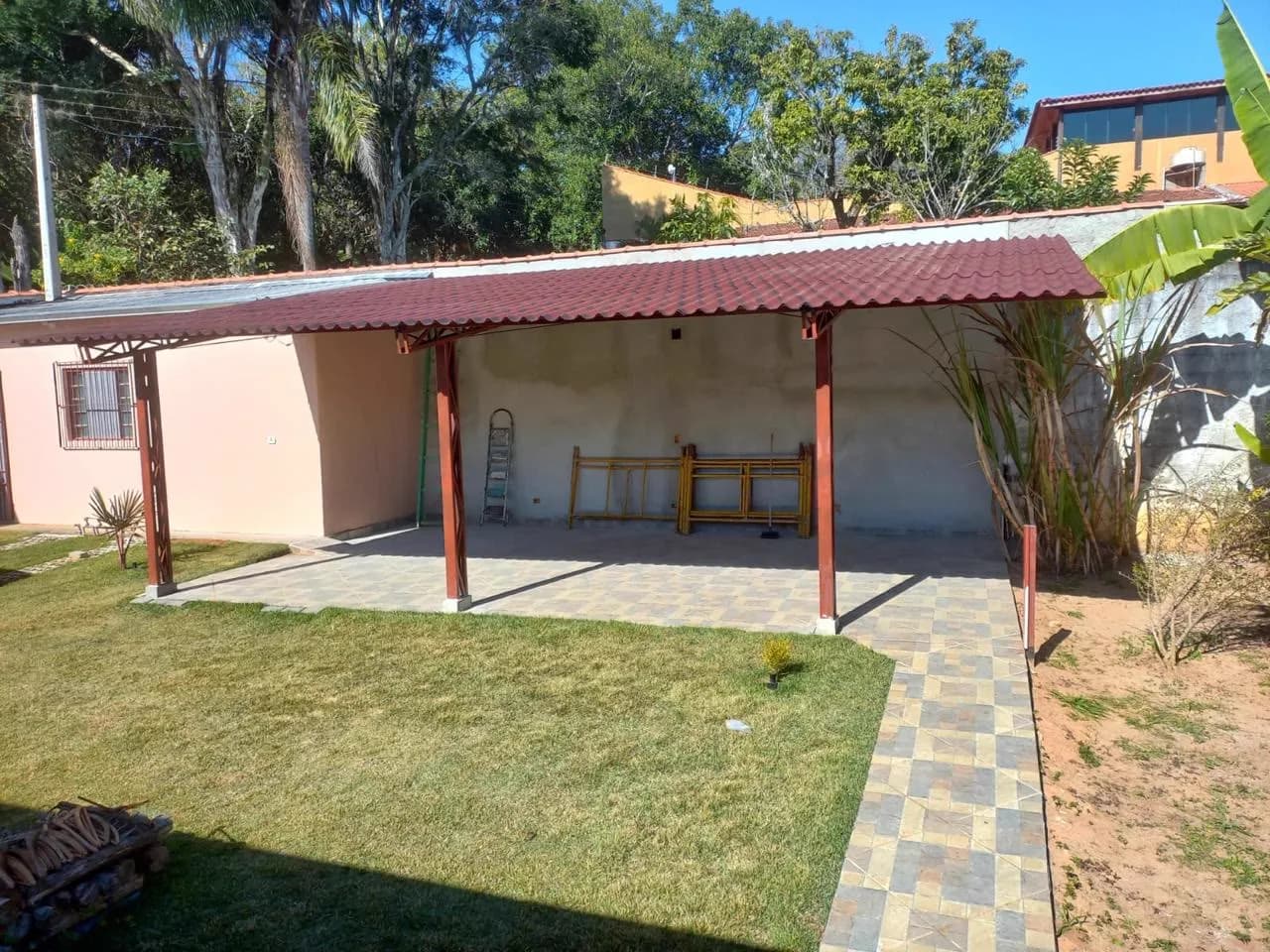 A mesma cobertura vista do jardim, mostrando a extensão da área coberta